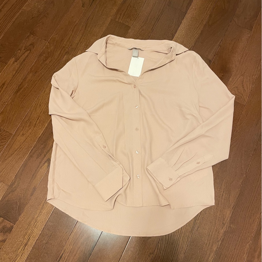 Business casual button down light float material perfect for summertime jobs